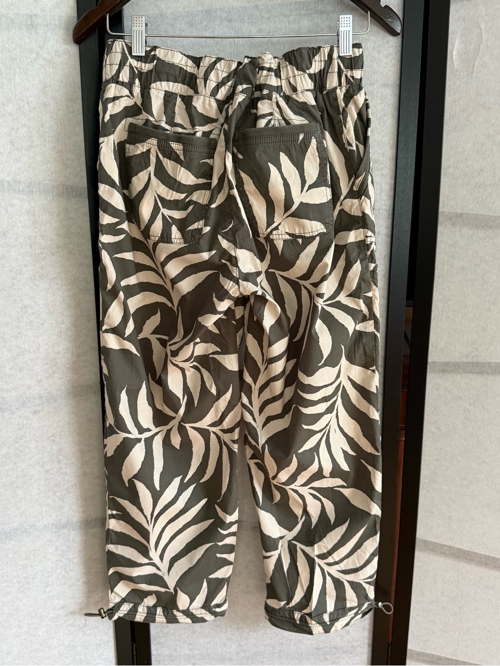Democracy Cropped Cargo Pants Olive Green Tropical Leaf Print Drawstring Size 8 - Picture 2 of 11